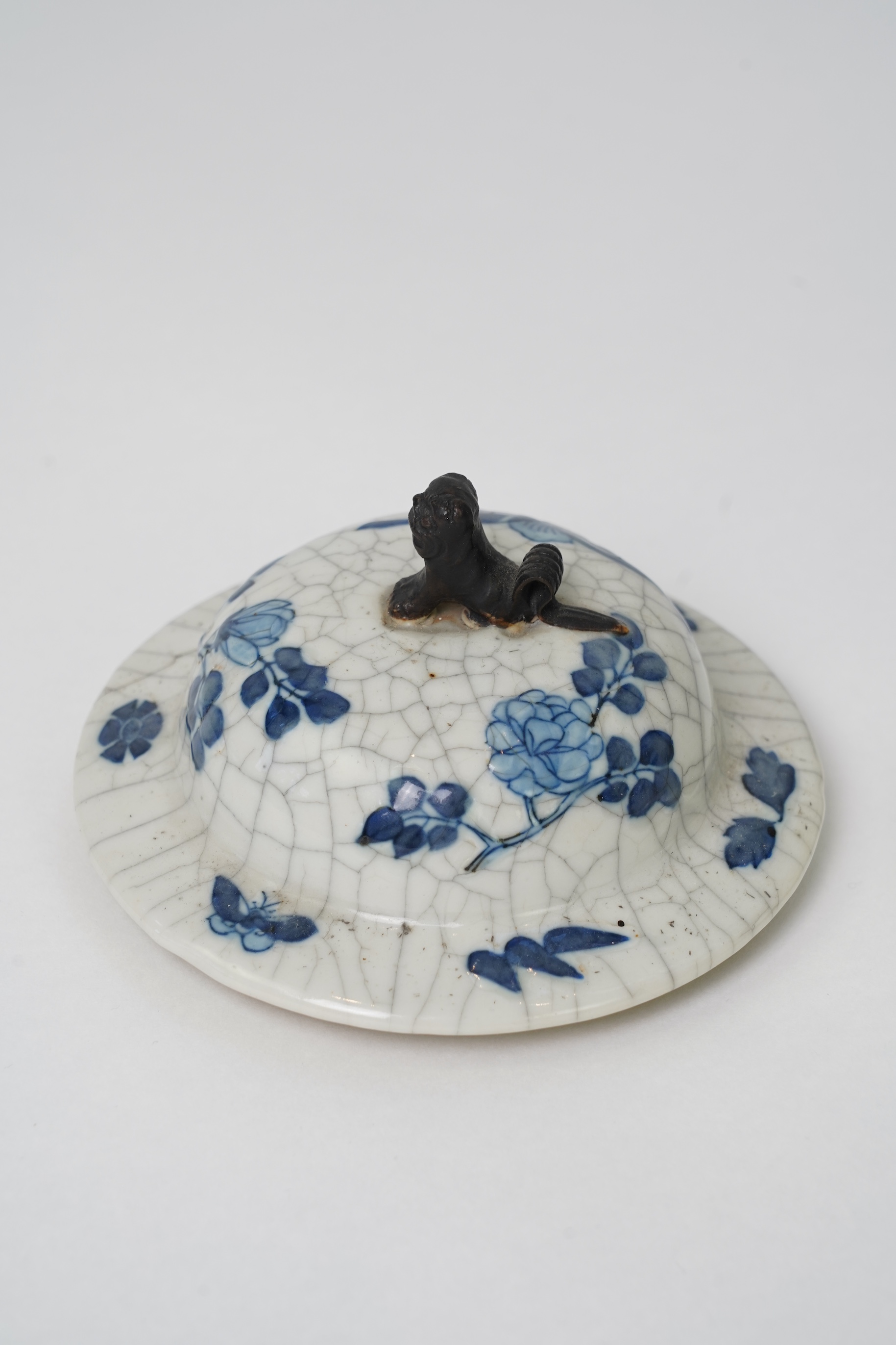 A Chinese blue and white crackle glaze baluster vase and cover, early 20th century